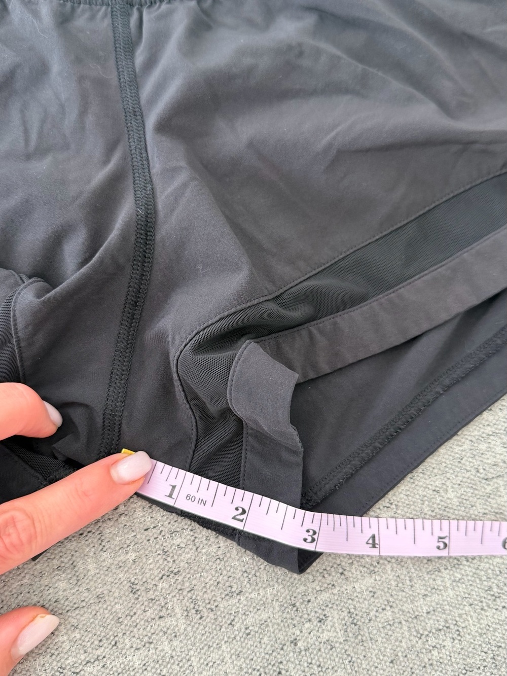 Lululemon black lined  Speed up shorts 2,5” sz 6 - Picture 9 of 9